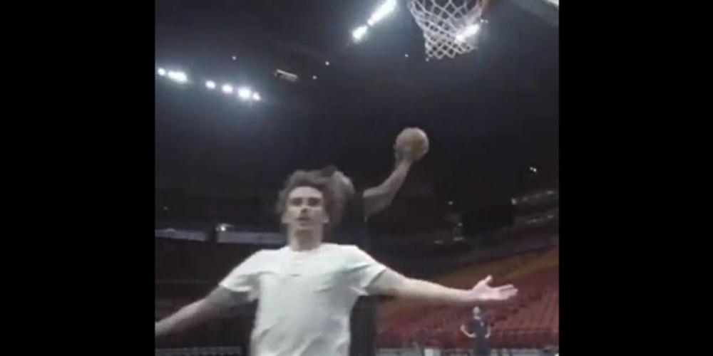 Ο Γκριεζμάν... ζήλεψε Ουέιντ και ΛεΜπρόν και έκανε το χαρακτηριστικό κάρφωμα!