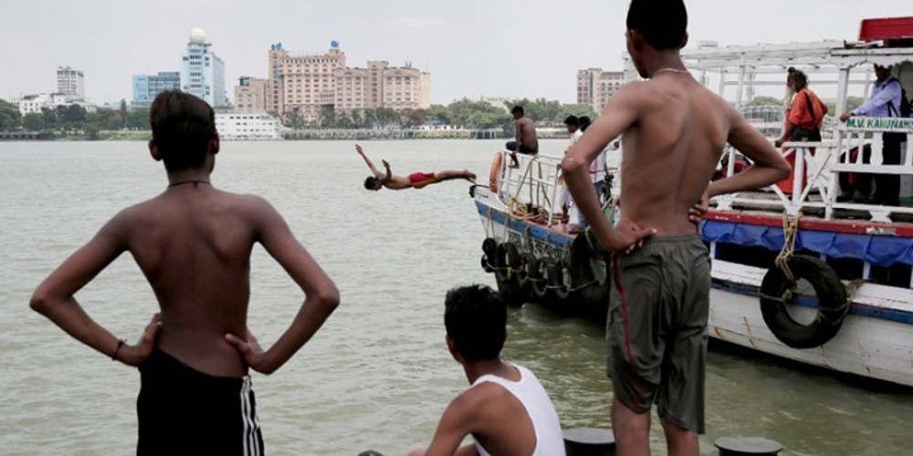 Θρίλερ στην Ινδία με «μάγο» που βούτηξε αλυσοδεμένος στον Γάγγη