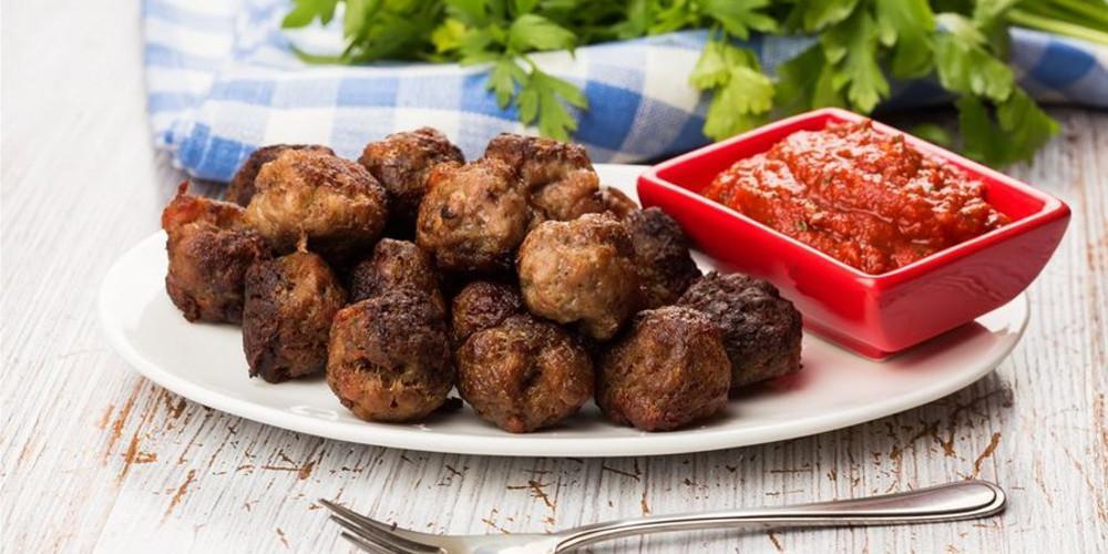 Η συνταγή της ημέρας: Κεφτεδάκια από τον Δημήτρη Σκαρμούτσο