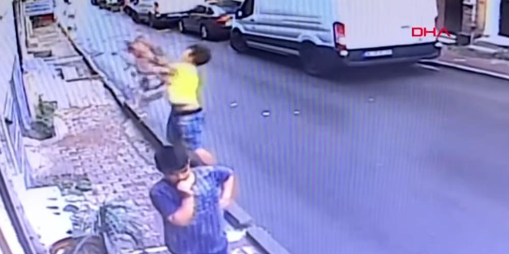 Συγκλονιστικό βίντεο: Ήρωας πιάνει στον αέρα 2χρονο που έπεσε από το παράθυρο