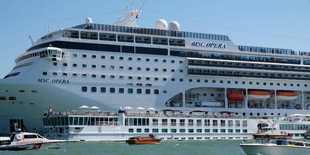 Πανικός στη Βενετία: Κρουαζιερόπλοιο συγκρούστηκε με πλοιάριο [εικόνες & βίντεο]