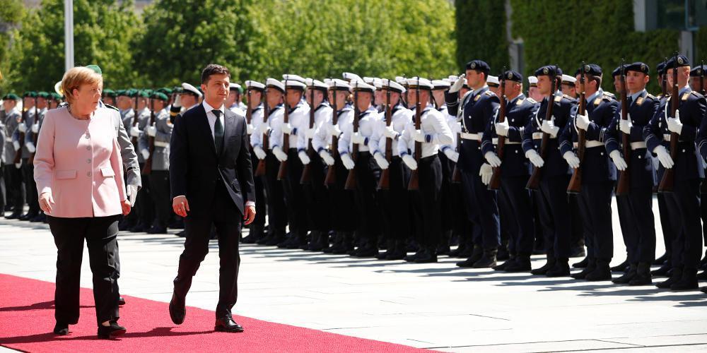 Ανησυχία για το τρέμουλο της Μέρκελ – Τι εξηγούν οι ειδικοί