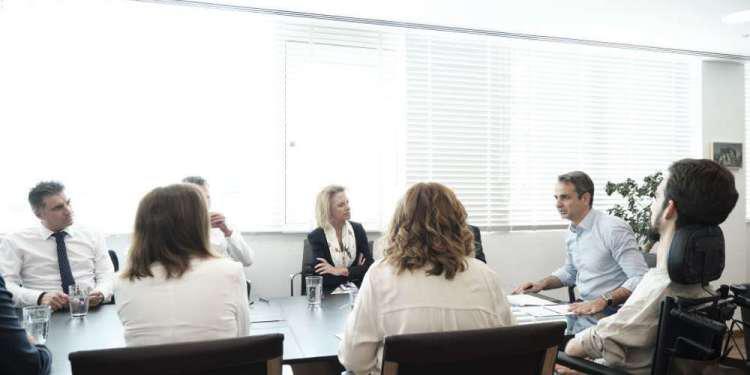 Συνάντηση Μητσοτάκη με τους νεοεκλεγέντες ευρωβουλευτές της ΝΔ