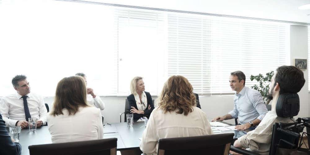 Συνάντηση Μητσοτάκη με τους νεοεκλεγέντες ευρωβουλευτές της ΝΔ