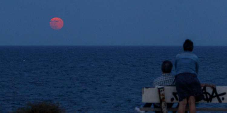 «Φεγγάρι της Φράουλας»: Την Πέμπτη η τελευταία υπερπανσέληνος