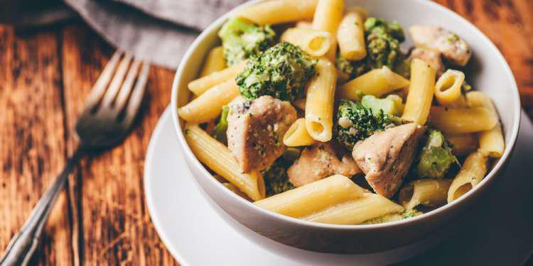 Η συνταγή της ημέρας: Πένες με κοτόπουλο, μπρόκολο και σάλτσα τυριού