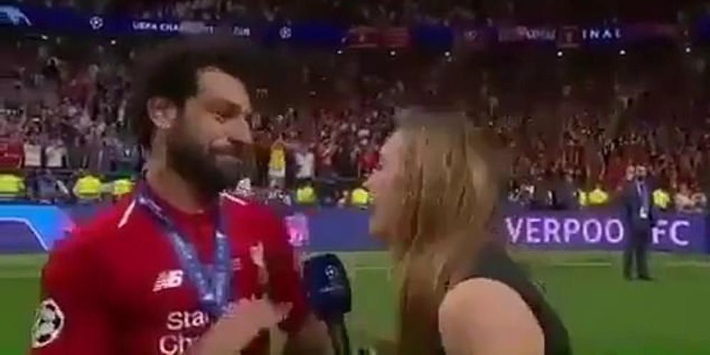 Ο Σαλάχ απέφυγε ρεπόρτερ που νόμιζε ότι θα τον... φιλήσει [βίντεο]