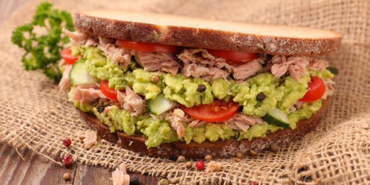 Η συνταγή της ημέρας: Σάντουιτς με τόνο και αβοκάντο