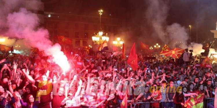 «Ποτέ Βόρεια-Μόνο Μακεδονία»: Σε συλλαλητήριο κατά της συμφωνίας των Πρεσπών εξελίχθηκε υποδοχή ομάδας στα Σκόπια [βίντεο]