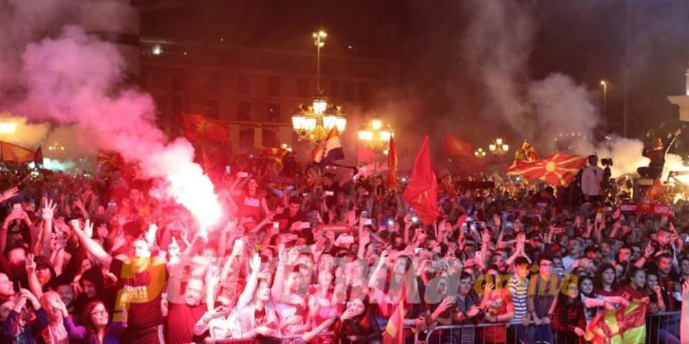 «Ποτέ Βόρεια-Μόνο Μακεδονία»: Σε συλλαλητήριο κατά της συμφωνίας των Πρεσπών εξελίχθηκε υποδοχή ομάδας στα Σκόπια [βίντεο]