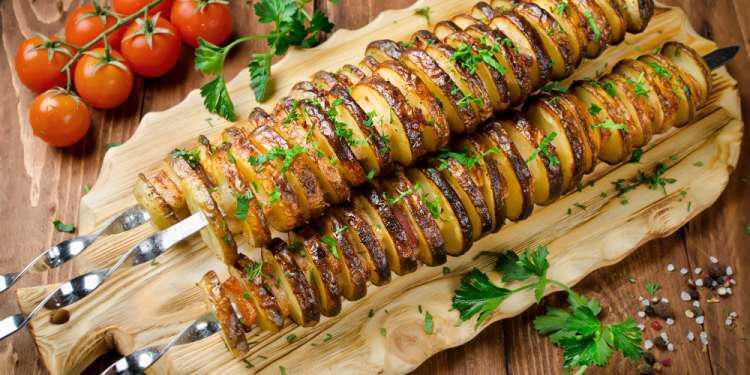 H συνταγή της ημέρας: Σουβλάκι πατάτας στη σχάρα