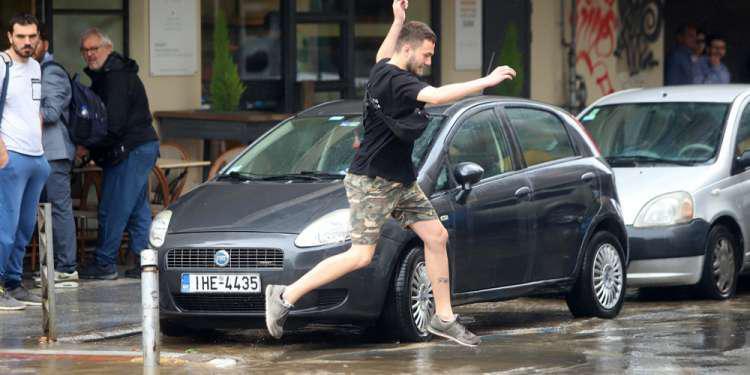 Στο Ναύπλιο για μπάνιο στη θάλασσα, στη Θεσσαλονίκη μπάνιο στη βροχή [βίντεο]