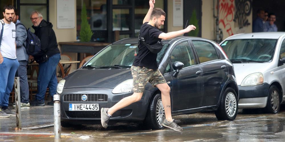 Στο Ναύπλιο για μπάνιο στη θάλασσα, στη Θεσσαλονίκη μπάνιο στη βροχή [βίντεο]