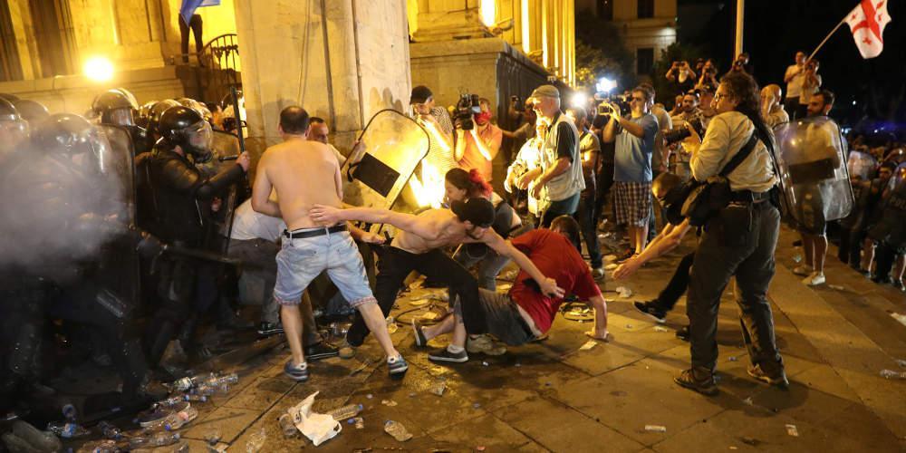 Χαμός στη Γεωργία: Χιλιάδες διαδηλωτές και πάλι στους δρόμους της Τιφλίδας
