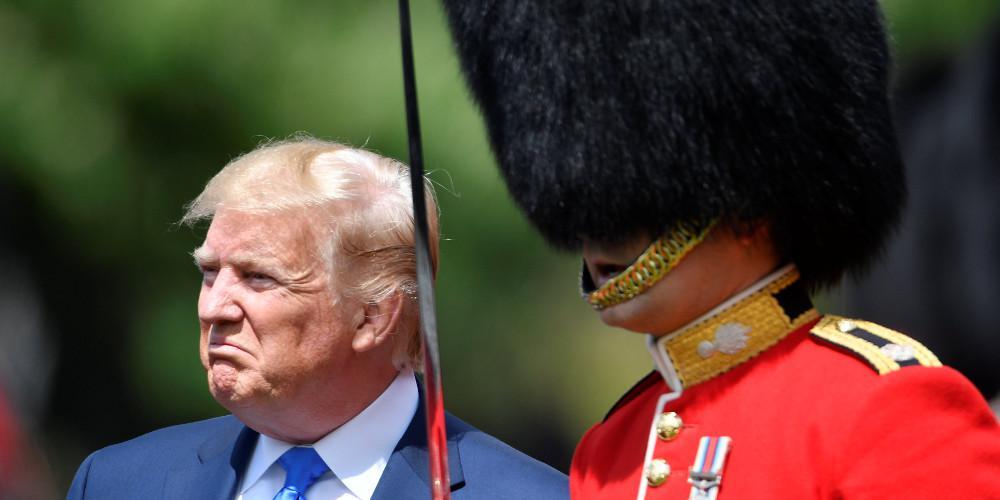 Είναι αλήθεια: Με ένα τεράστιο πέος υποδέχθηκαν τον Τραμπ στην Μεγάλη Βρετανία [εικόνες]