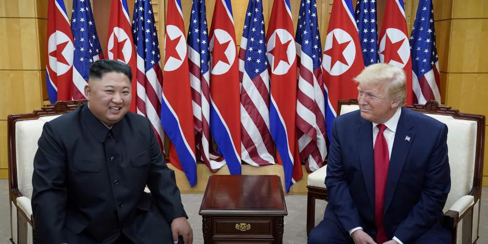 Ιστορική στιγμή: Ο Τραμπ έγινε ο πρώτος Αμερικανός πρόεδρος που πάτησε στη Βόρεια Κορέα [εικόνες & βίντεο]