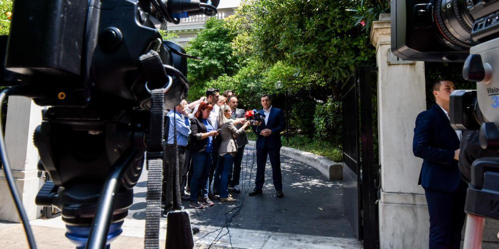 Ο Τσίπρας κινδυνολογεί εφαρμόζοντας το πρόγραμμα της ΝΔ