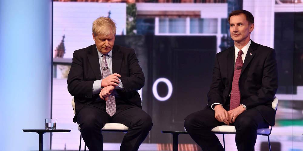 Ξεκινά η μάχη στη Βρετανία μεταξύ Τζόνσον και Χαντ για την «καρέκλα» της Μέι