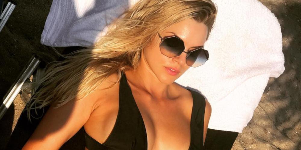 Η Βίκυ Κάβουρα με βρεγμένο λευκό φόρεμα στη θάλασσα [εικόνα]