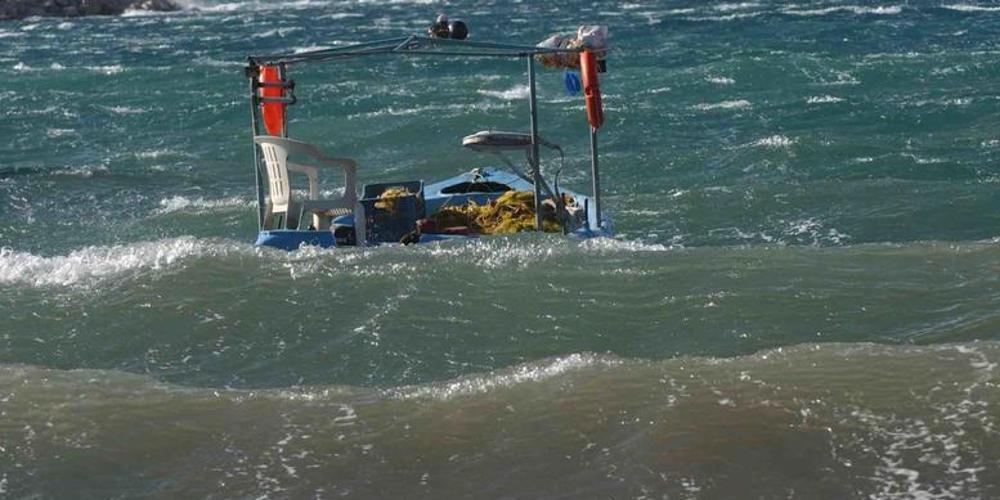 Η βάρκα τους παρασύρθηκε από τους ανέμους αλλά σώθηκαν την τελευταία στιγμή