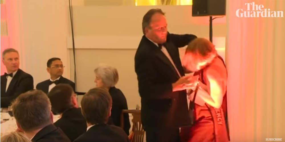 Σάλος στη Βρετανία: Βουλευτής των Τόρις έπιασε από το σβέρκο διαδηλώτρια [βίντεο]