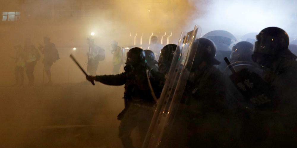 Χάος στο Χονγκ Κονγκ: Διαδηλωτές έριξαν μολότοφ σε κτίριο που προορίζονταν για νοσοκομείο