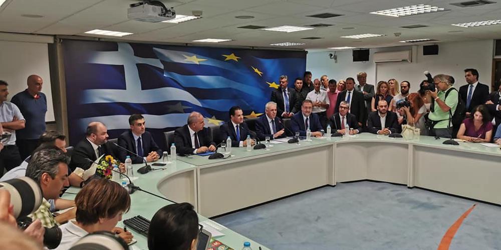 «Πανικός» από κόσμο στην παράδοση-παραλαβή Δραγασάκη-Άδωνι [εικόνες]