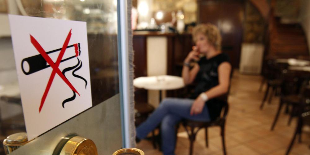 Και με τη «βούλα» του ΣτΕ, συνταγματική η καπνοαπαγόρευση - Έχασαν τη μάχη καπνιστές και επιχειρηματίες