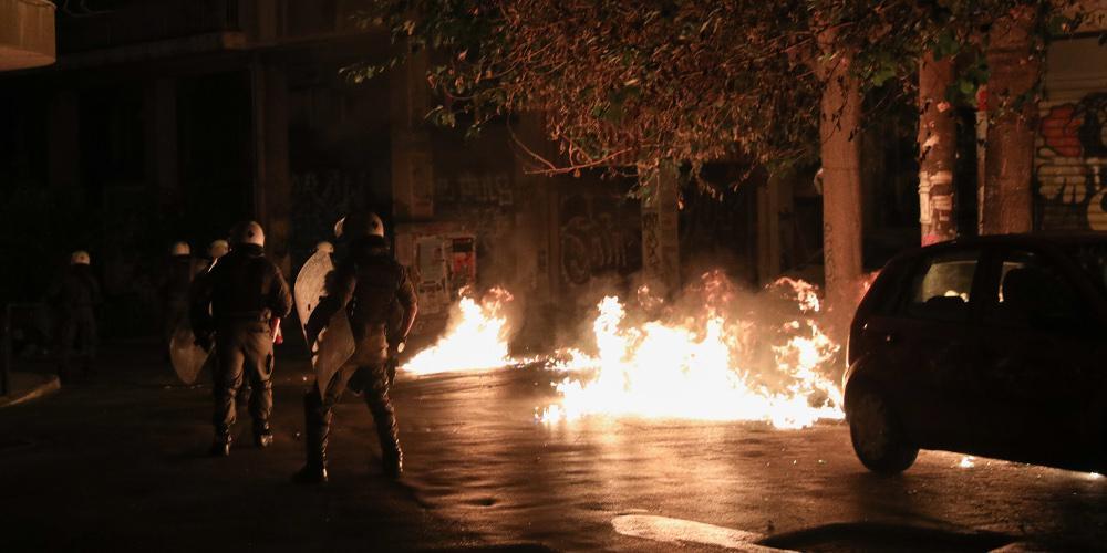 Μολότοφ και χημικά μεταξύ αντιεξουσιαστών και αστυνομίας στα Εξάρχεια