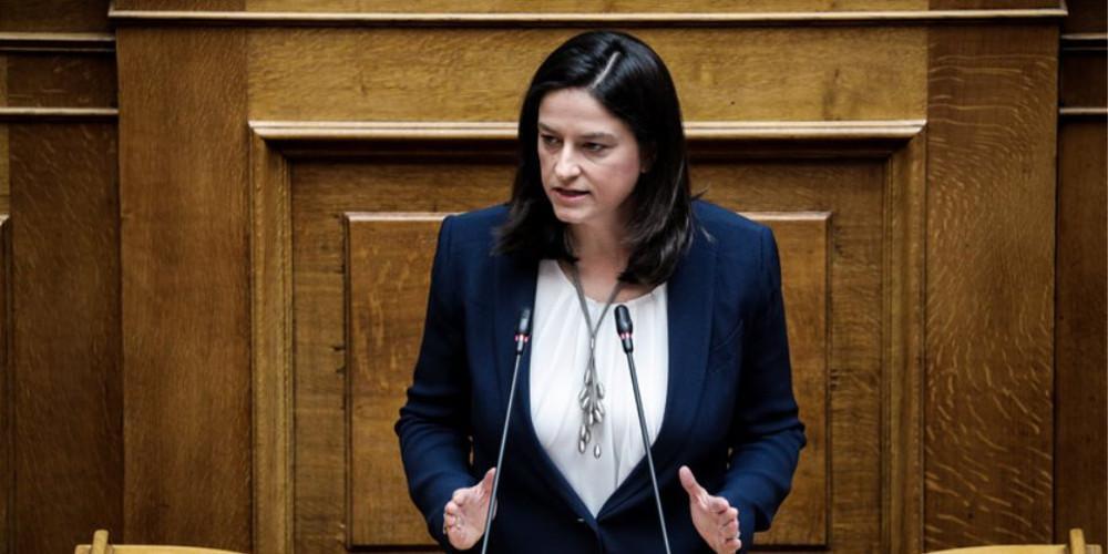 Η απάντηση της Κεραμέως στον… «αφορισμό» του Αμβρόσιου: «Έχω τη συνείδησή μου ήσυχη»