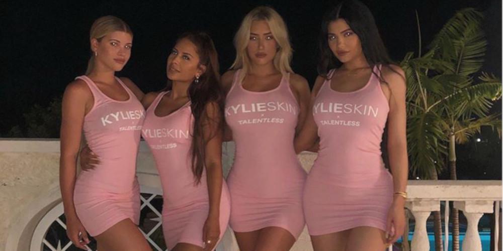 Η Κάιλι Τζένερ και η Ελληνίδα κολλητή της προκαλούν παροξυσμό με τις καμπύλες τους [εικόνες]