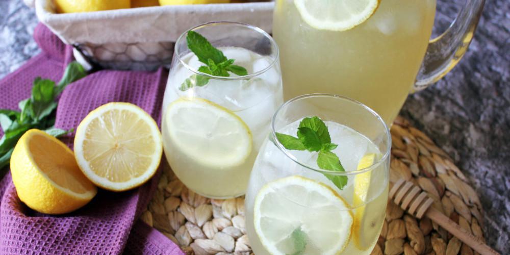 Σπιτική λεμονάδα