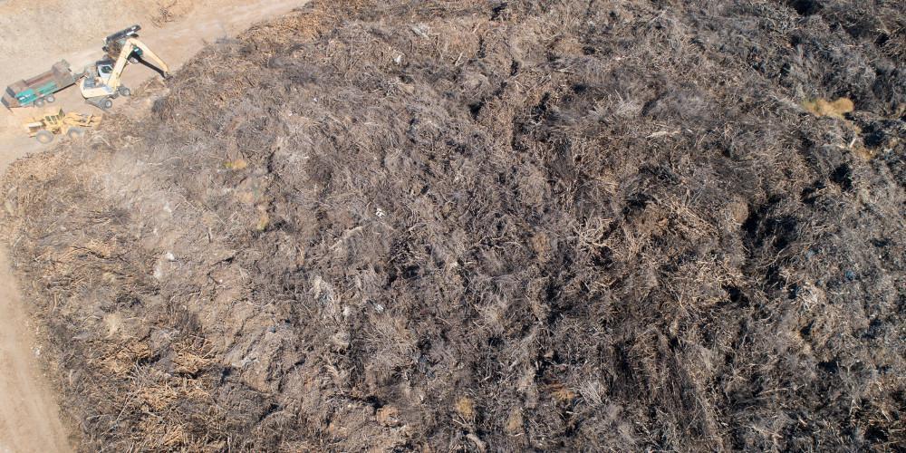 Επιτέλους: Καθαρίζεται το οικόπεδο με τα καμμένα ξύλα στο Μάτι [βίντεο]