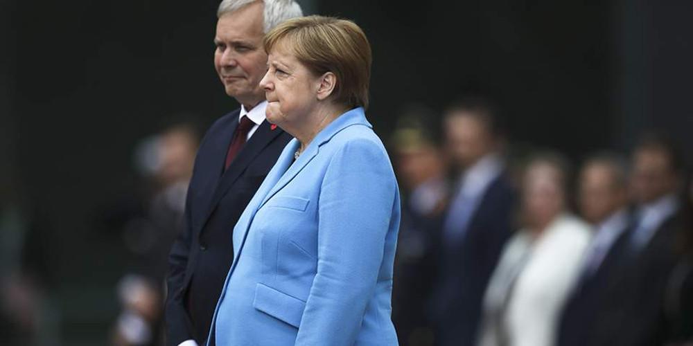 Η Μέρκελ υποδέχτηκε την πρωθυπουργό της Δανίας καθιστή