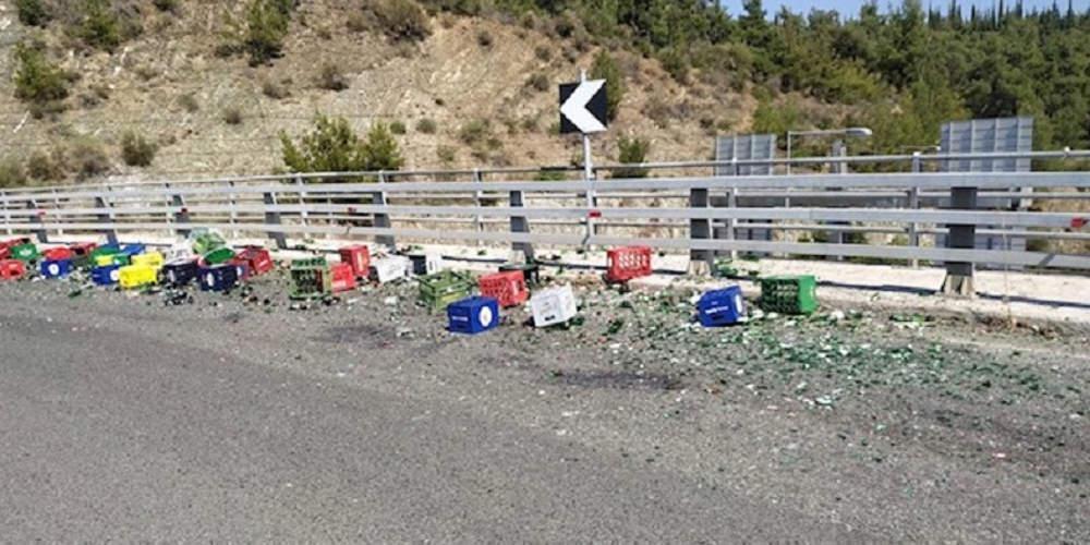 Γέμισε ο δρόμος μπύρες στον κόμβο Τριανδρίας