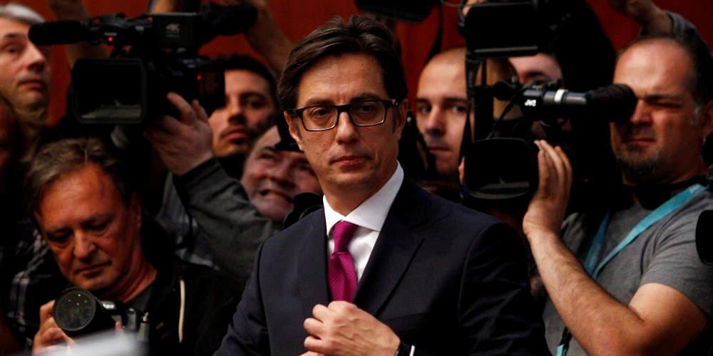 Απίστευτο: Ο Ισραηλινός πρέσβης έκανε… κατακόρυφο μπροστά στον Σκοπιανό πρόεδρος της Δημοκρατίας [εικόνα]