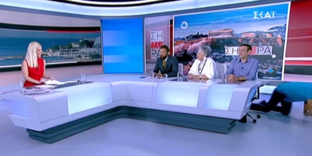 Επικό στιγμιότυπο στον ΣΚΑΪ: Ο floor manager μπουσούλησε στο πλατό! [βίντεο]