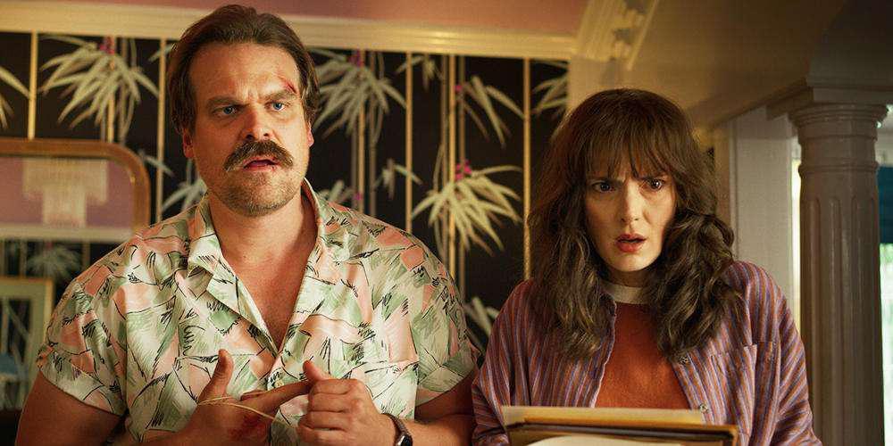 Stranger Things: Η φωτογραφία που επιβεβαιώνει ότι ο Τζιμ Χόπερ δεν πέθανε