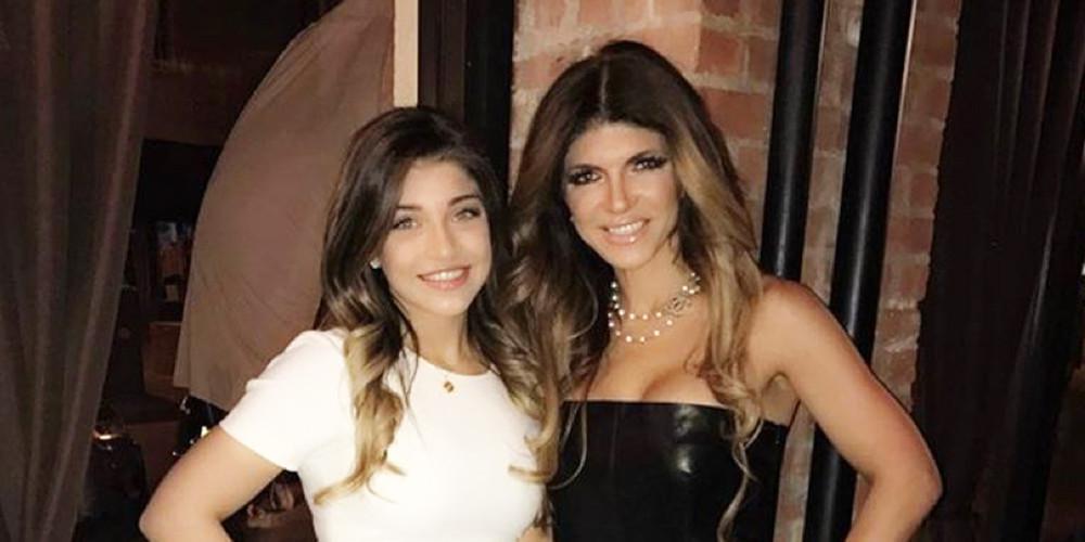 Η 47χρονη Teresa Giudice ποζάρει με τη 17χρονη κόρη της κι είναι σαν αδερφές [εικόνες]
