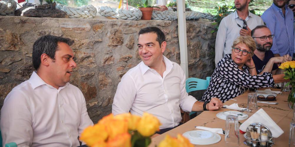 Για ούζα στο Λαύριο το εθιμοτυπικό γεύμα Τσίπρα στους δημοσιογράφους [εικόνες]