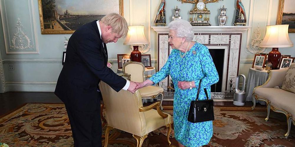 Times: Δεν παραιτείται ο Τζόνσον – Θα προκαλέσει την Ελισάβετ να τον αποπέμψει