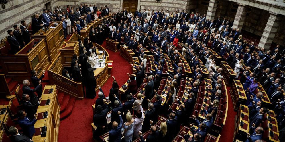 Ορκίστηκαν οι 300 της νέας Βουλής - Παρασκήνιο και φωτογραφίες