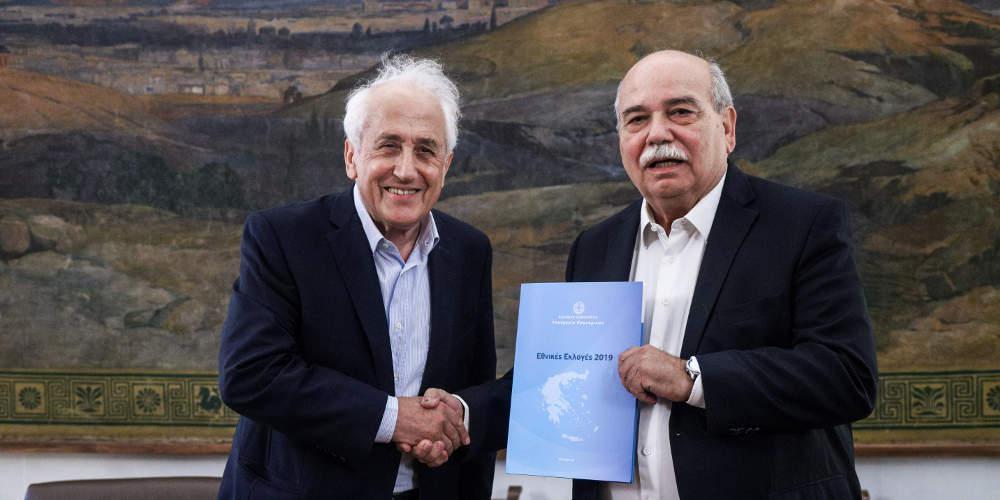 Εκλογές 2019: Παρέδωσε τα αποτελέσματα στον Βούτση ο Ρουπακιώτης – Πότε ορκίζεται η νέα Βουλή