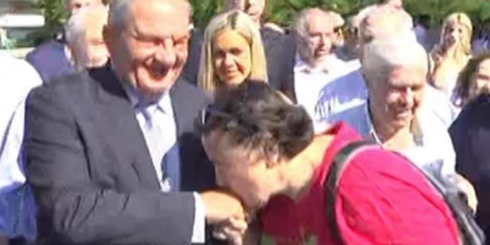 Απίστευτο: Το χειροφίλημα στον Κώστα Καραμανλή έξω από το εκλογικό κέντρο [βίντεο]