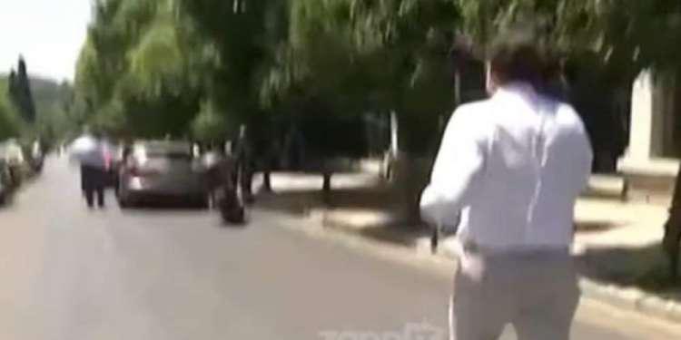Απίστευτο: Δημοσιογράφος του ΣΚΑΪ κάνει σπριντ για να προλάβει τον Μητσοτάκη [βίντεο]