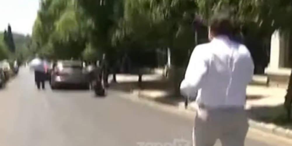 Απίστευτο: Δημοσιογράφος του ΣΚΑΪ κάνει σπριντ για να προλάβει τον Μητσοτάκη [βίντεο]