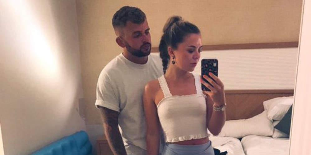 Απίστευτο: Νεαρή έστειλε φωτογραφία διακοπών στους γονείς της και φάνηκε το σεξουαλικό βοήθημα [εικόνες]