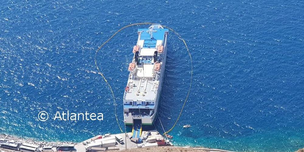 Διαρροή πετρελαιοειδών σε ακινητοποιημένα πλοίο στη Θήρα