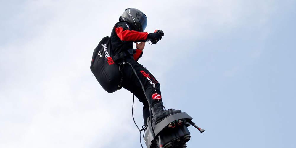 Απίστευτό: Ένας Γάλλος διέσχισε τη Μάγχη με μια «ιπτάμενη σανίδα» [βίντεο]