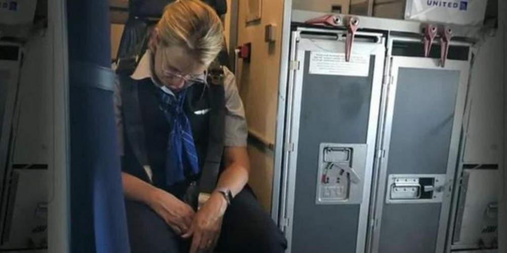 Απίστευτο σκηνικό: Αεροσυνοδός «τύφλα» στο μεθύσι πέφτει πάνω σε επιβάτες [βίντεο]